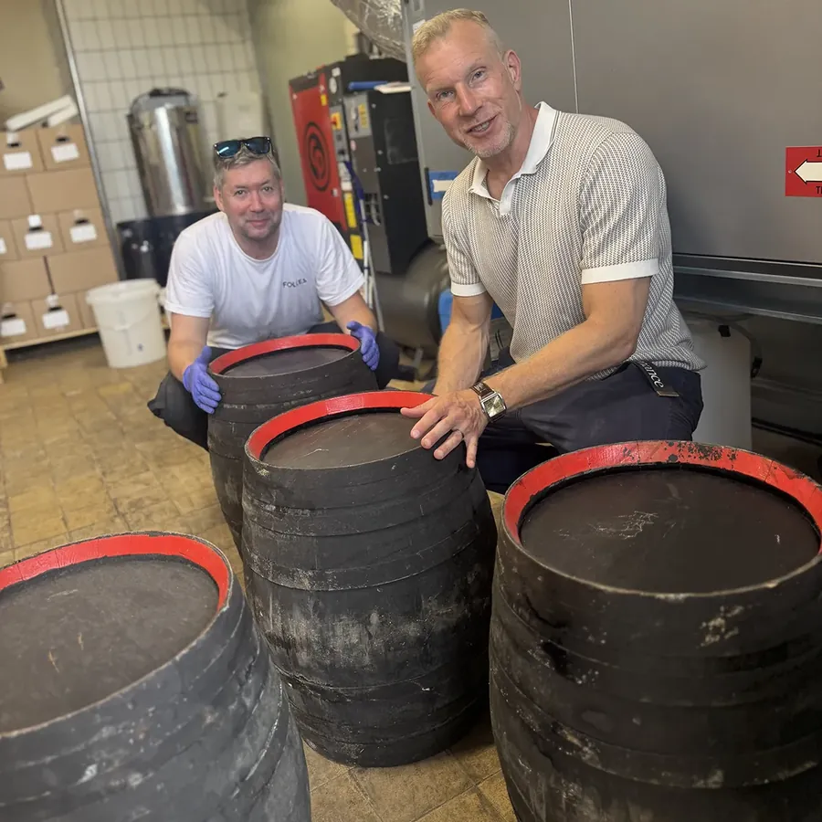 Anders och Viktor med faten hos Bränneribolaget i Linköping